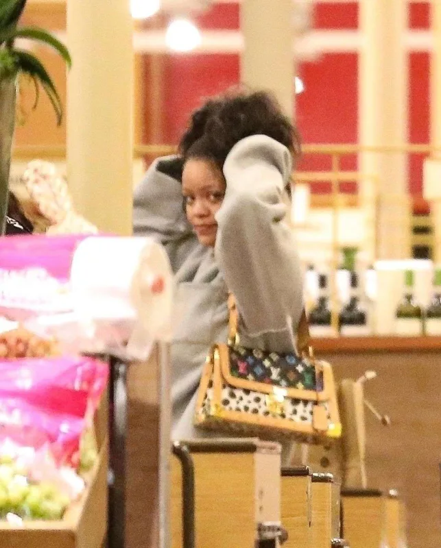 Rihanna alış-verişdə