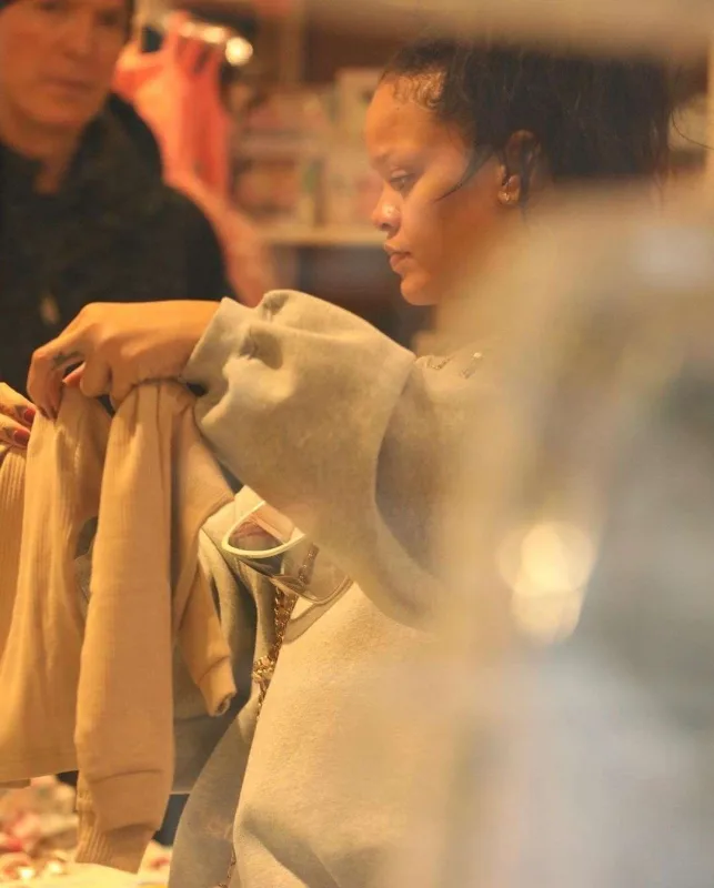 Rihanna alış-verişdə