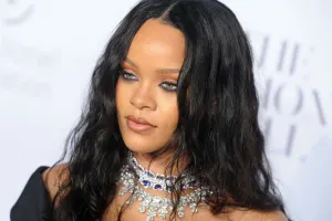 Maşını küçədə qoyub evə girdi, oğurladılar