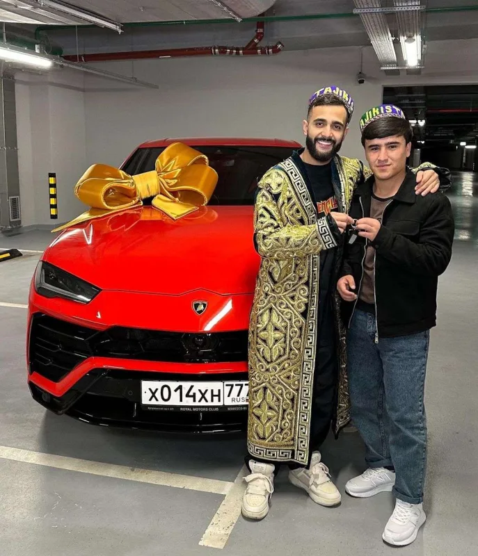 Hüseyn izləyicisinə 675 min bağışladı