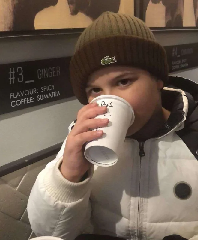 Ölən oğlunun paltarlarını onlara bağışladı