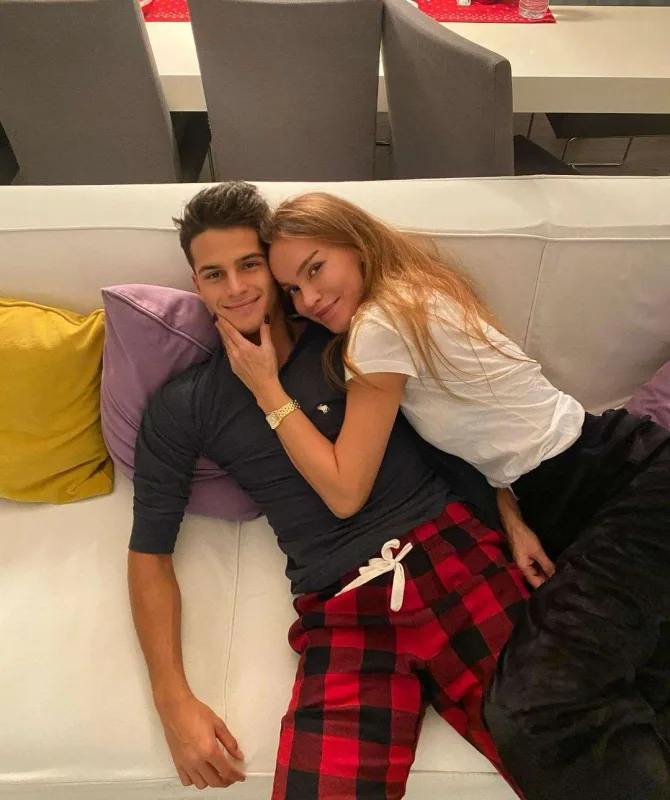 Ölən oğlunun paltarlarını onlara bağışladı