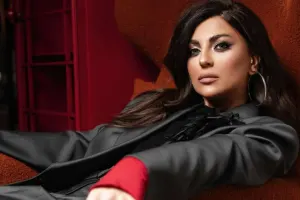 Gülay kamera qarşısına keçib pozalar verdi