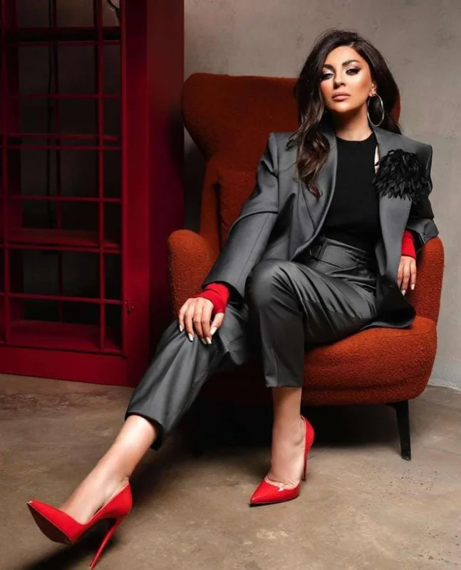 Gülay kamera qarşısına keçib pozalar verdi