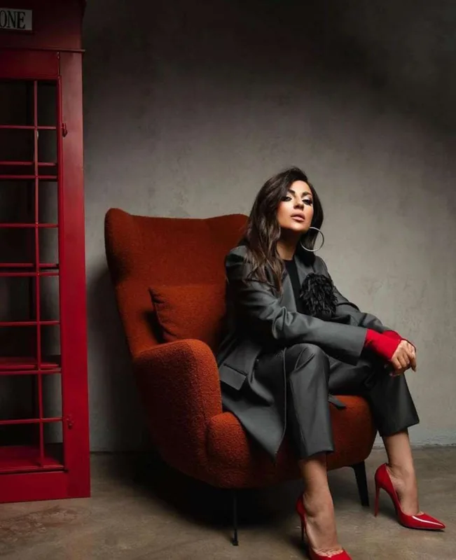 Gülay kamera qarşısına keçib pozalar verdi