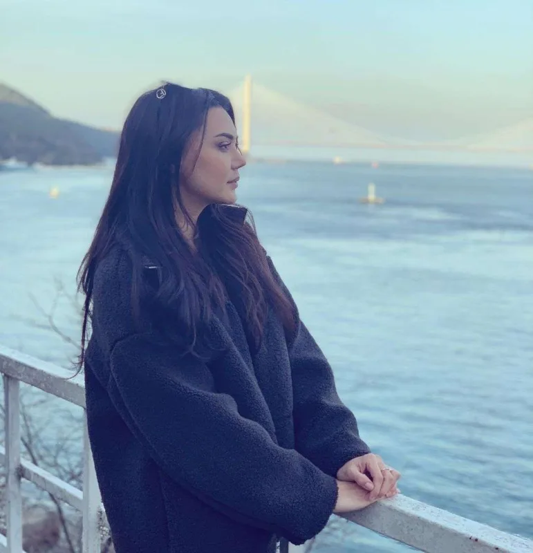 “İnsan çox şey bildiyi üçün susar”