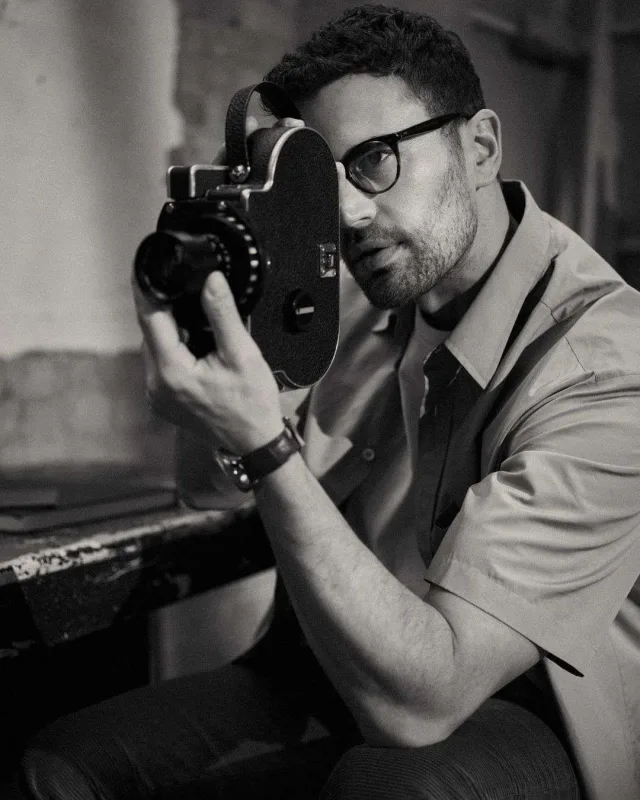 Məşhur aktyor jurnalın üz qabığında