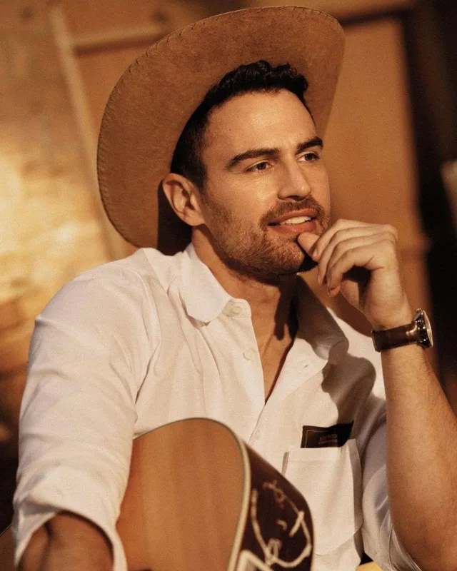 Məşhur aktyor jurnalın üz qabığında