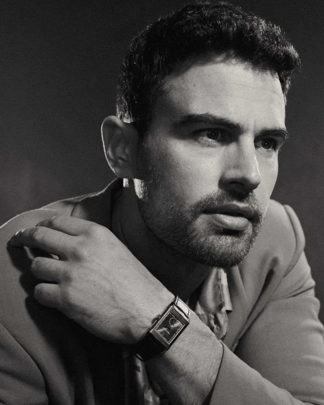 Məşhur aktyor jurnalın üz qabığında