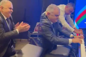 Arzu Nağıyev səfirliyin açılışında pianoda ifa etdi