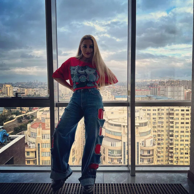 Məşhur şalvarın replikasını geyindi