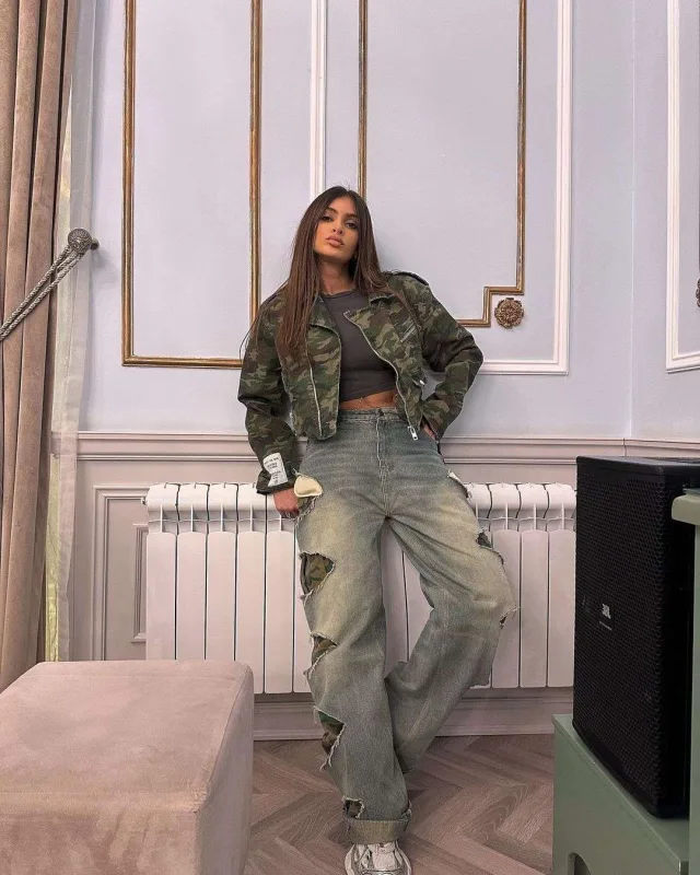 Məşhur şalvarın replikasını geyindi