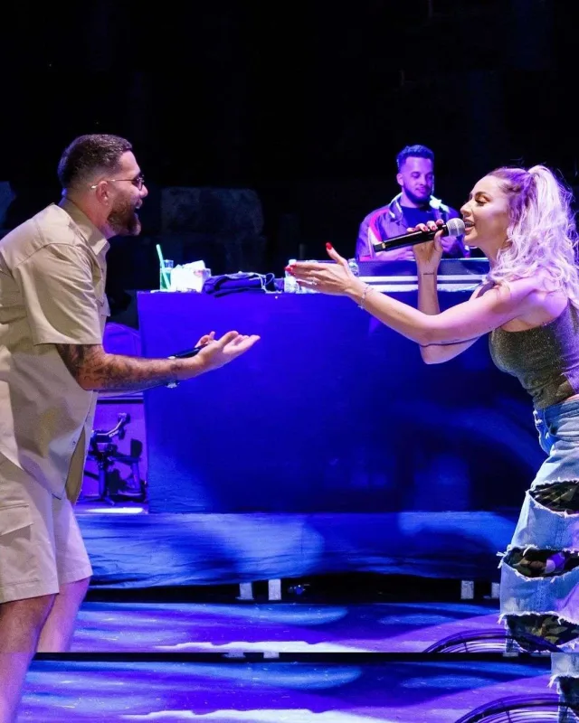 Məşhur şalvarın replikasını geyindi