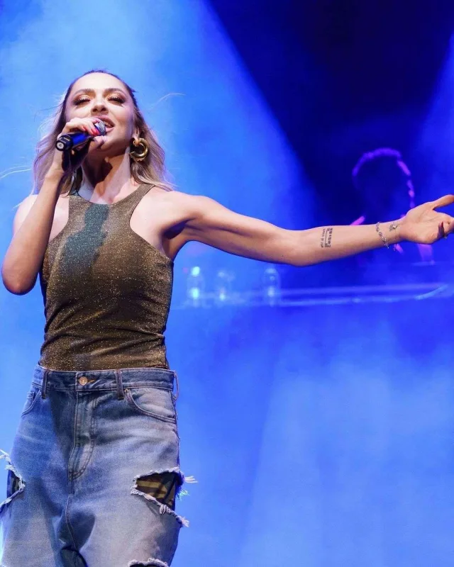 Məşhur şalvarın replikasını geyindi