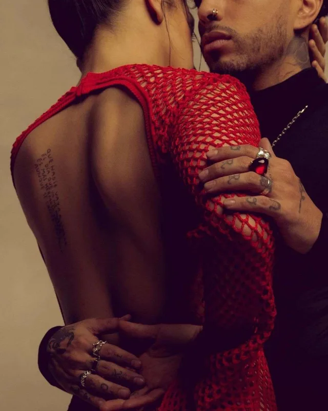 Sevgilisi ilə jurnala pozalar verdi