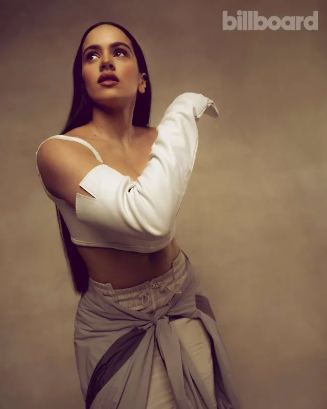 Sevgilisi ilə jurnala pozalar verdi