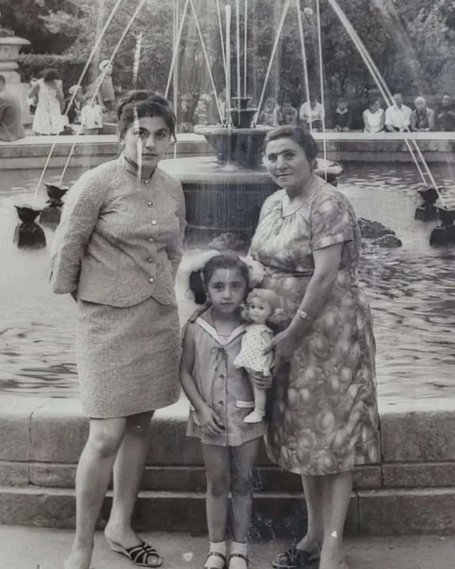 Xalq artisti uşaqlıq şəklini paylaşdı