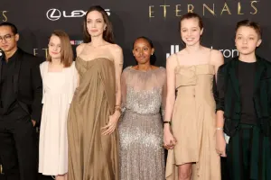 Coli qızlarına nə üçün köhnə paltarını geyindirir?