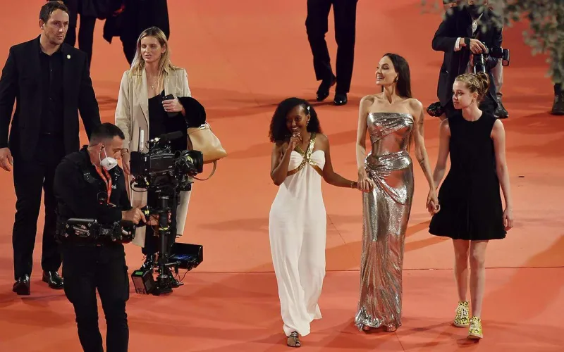 Coli qızlarına nə üçün köhnə paltarını geyindirir?