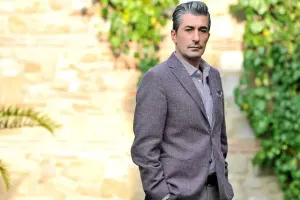 Anasını evinin yanında dəfn edib