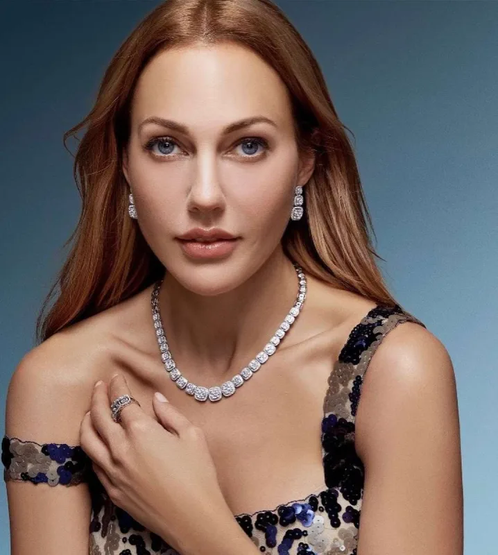 Meryem milyonluq zinət əşyaları ilə kamera qarşısında