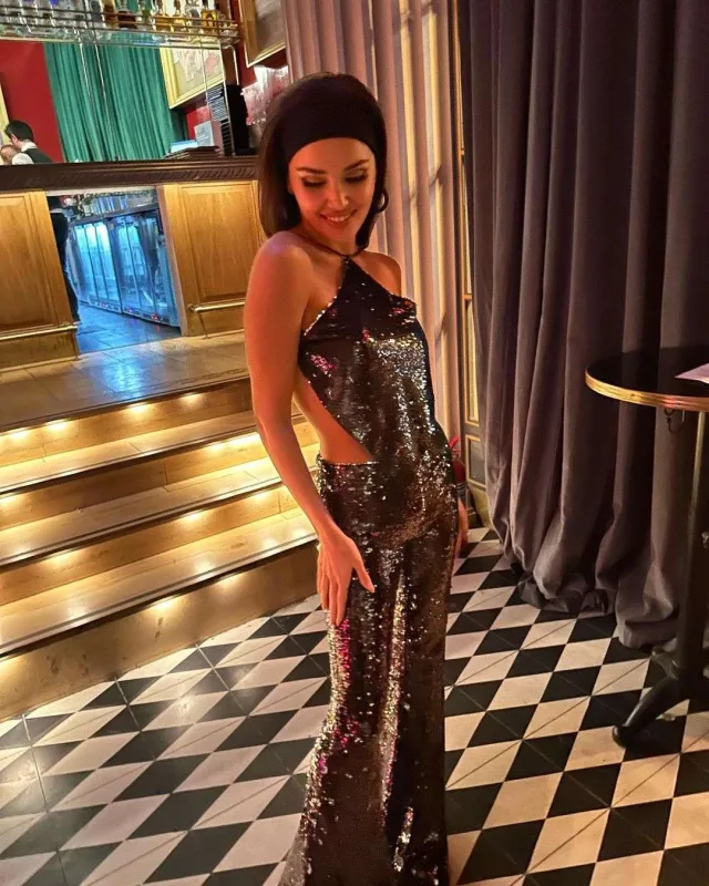 Handeni Türkan Şoraya bənzətdilər