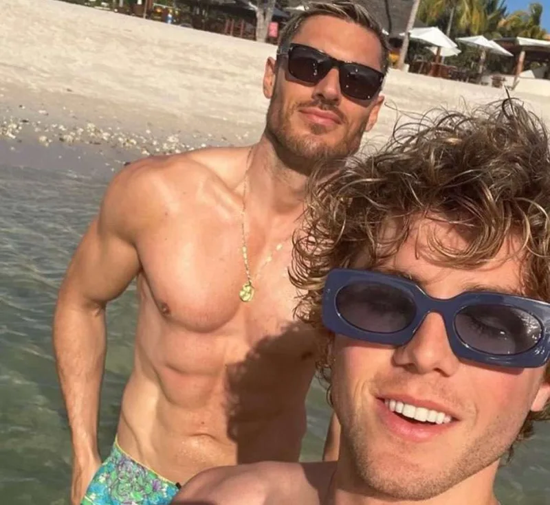 “The White Lotus”un ulduzu həmcinsi ilə nişanlandı