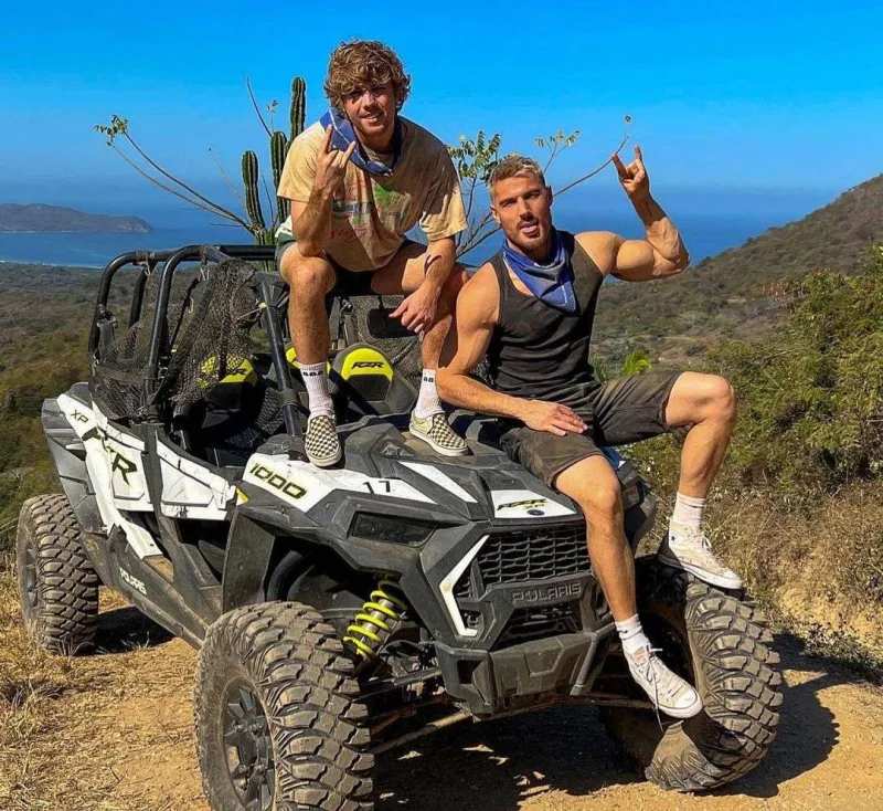 “The White Lotus”un ulduzu həmcinsi ilə nişanlandı