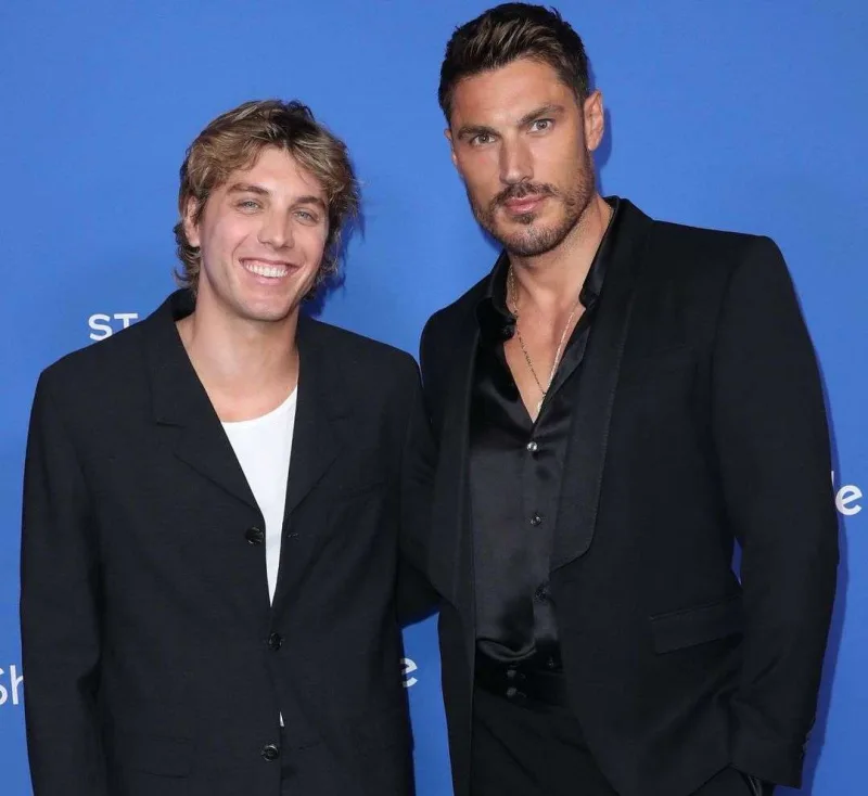 “The White Lotus”un ulduzu həmcinsi ilə nişanlandı