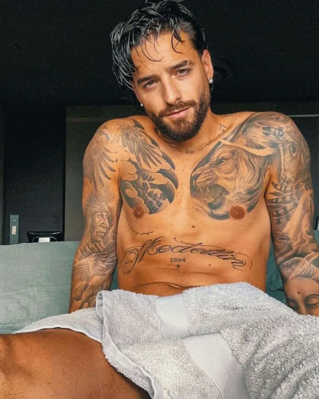 Yenə çılpaq fotolarını paylaşdı