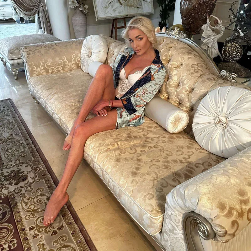 Beş karatlıq üzüyü ilə öyündü