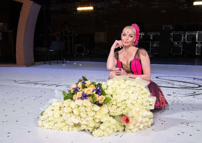 Beş karatlıq üzüyü ilə öyündü