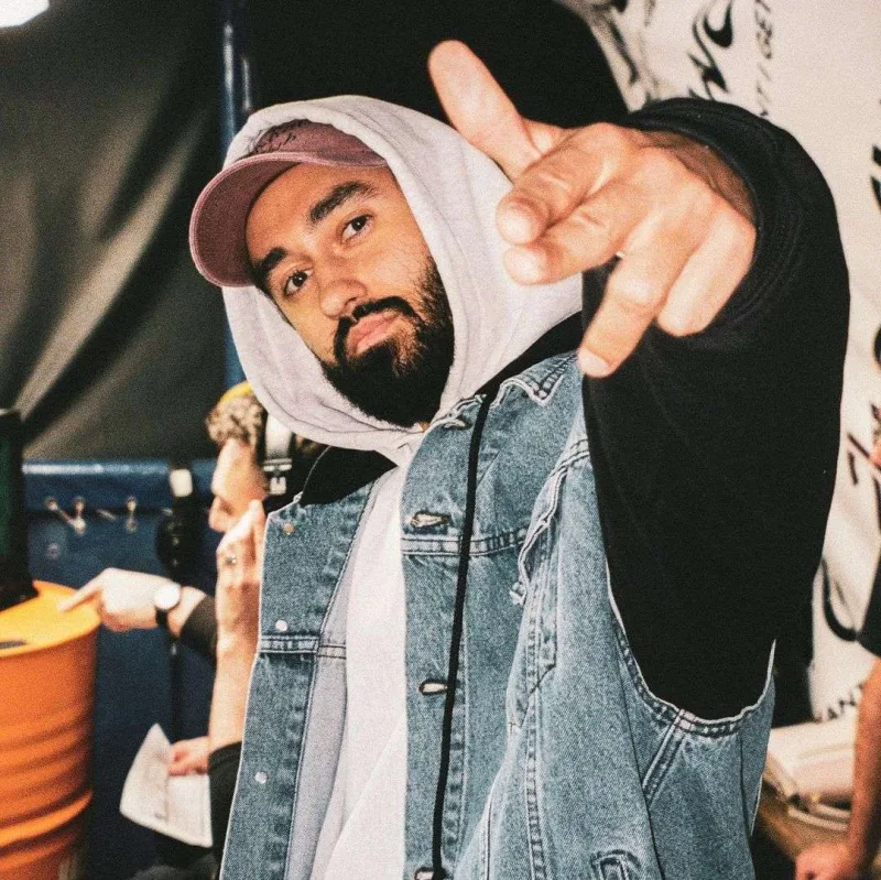 Buzova Motu tərbiyəsizlikdə günahlandırdı