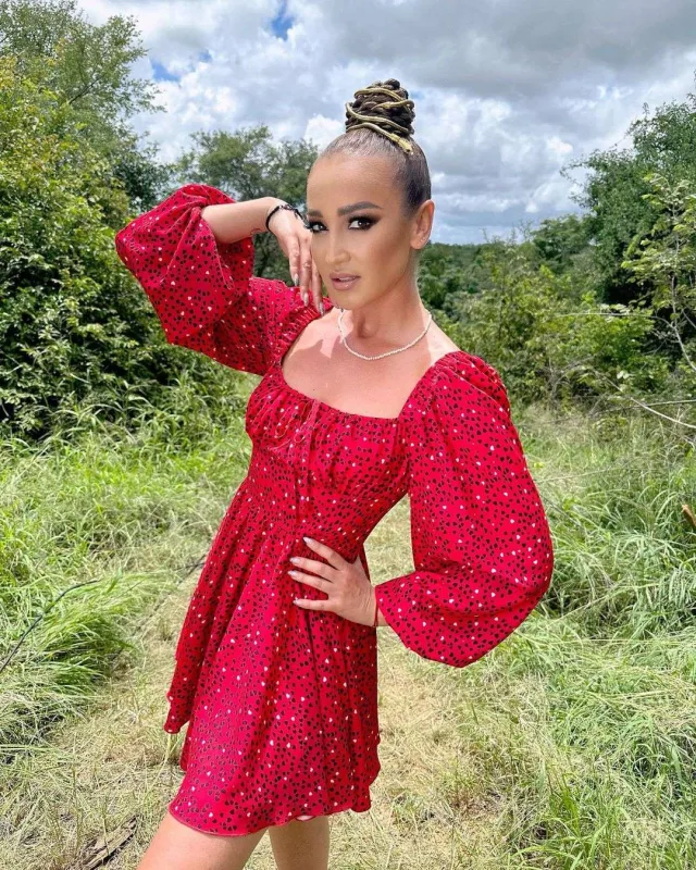 Buzova Motu tərbiyəsizlikdə günahlandırdı