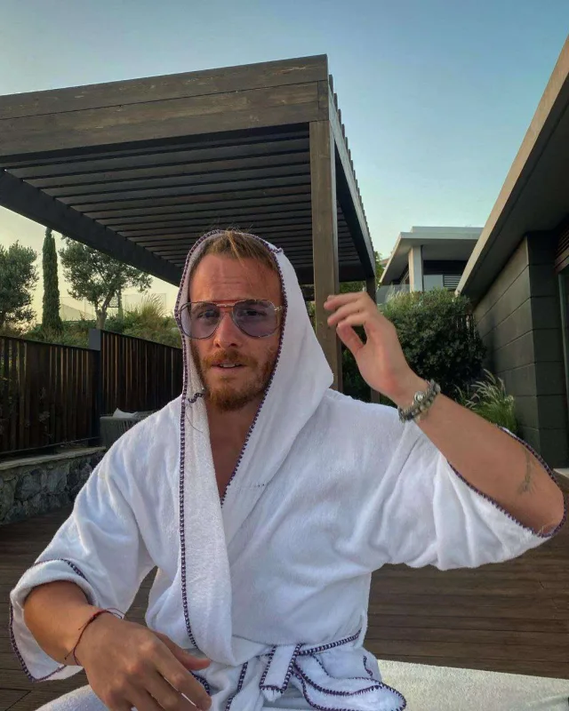 Handedən sonra onunla sevgilidir