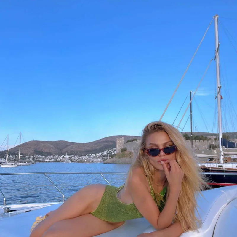 Handedən sonra onunla sevgilidir