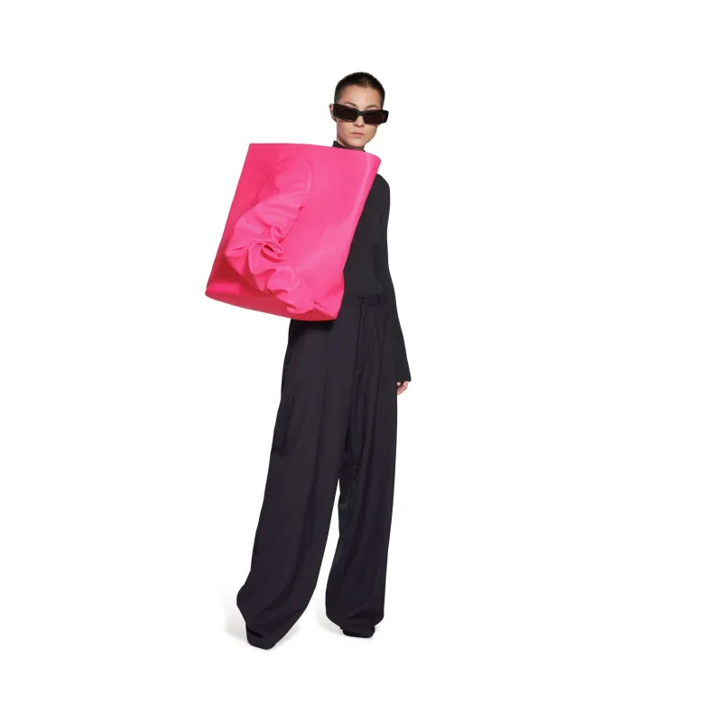 “Balenciaga” çantası ilə yenidən gündəm oldu