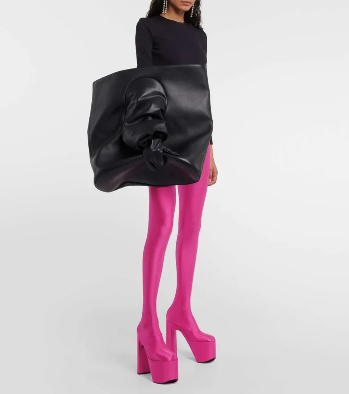 “Balenciaga” çantası ilə yenidən gündəm oldu