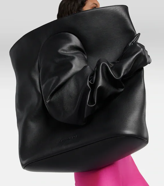 “Balenciaga” çantası ilə yenidən gündəm oldu