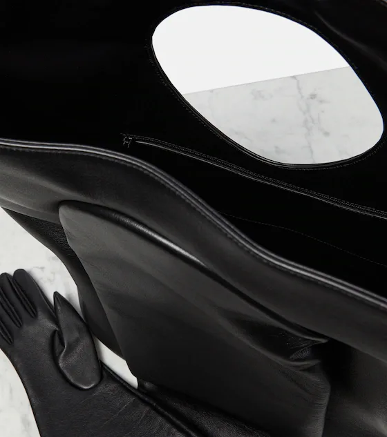 “Balenciaga” çantası ilə yenidən gündəm oldu