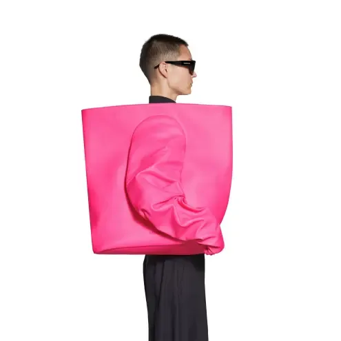 “Balenciaga” çantası ilə yenidən gündəm oldu