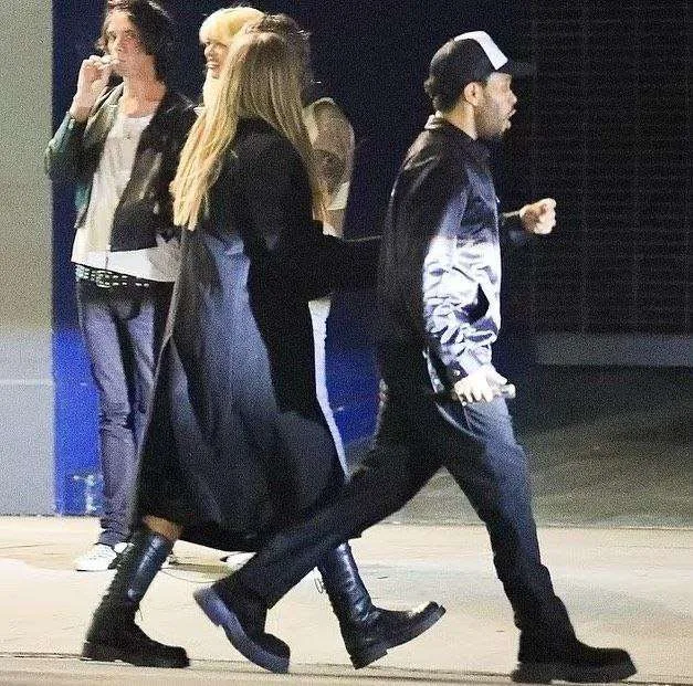 Vikend sevgilisi ilə görüntüləndi