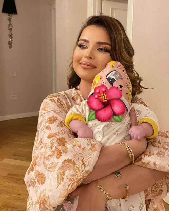 Yenə qızının üzünü gizlətdi