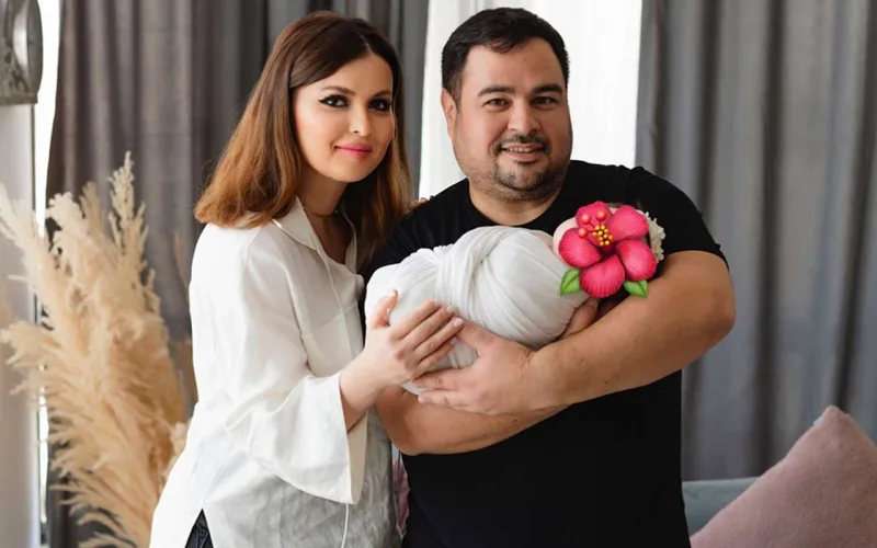 Yenə qızının üzünü gizlətdi