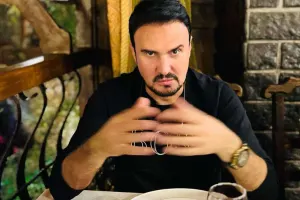 “Bütün sənətkarlarda anormallıq var”