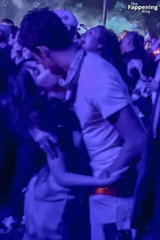 Öpüşərək barışdılar