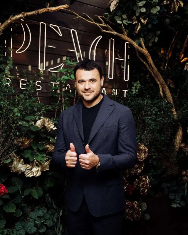 EMIN 90-cı illərin ən böyük hitlərindən birini oxudu