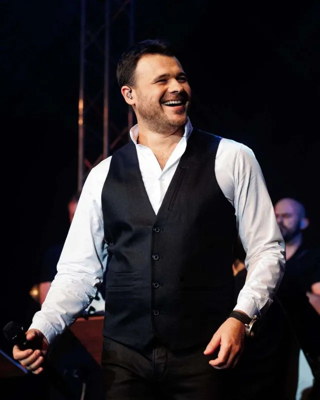 EMIN 90-cı illərin ən böyük hitlərindən birini oxudu