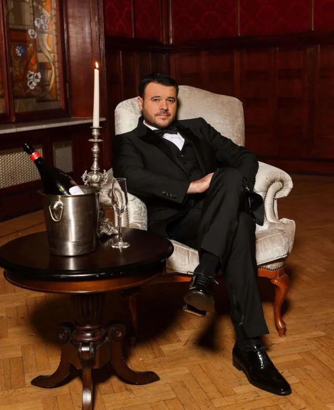 EMIN 90-cı illərin ən böyük hitlərindən birini oxudu