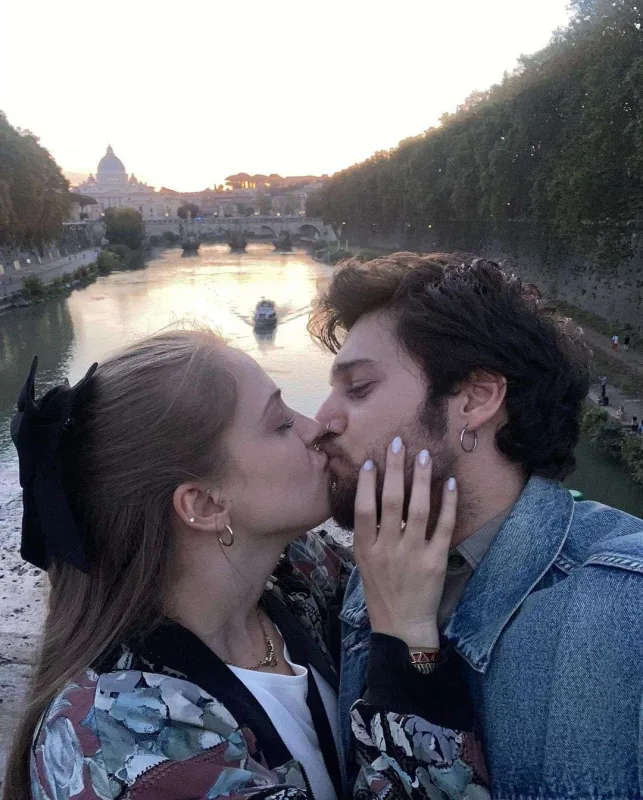 “Səni izah edilməyəcək qədər çox sevirəm”